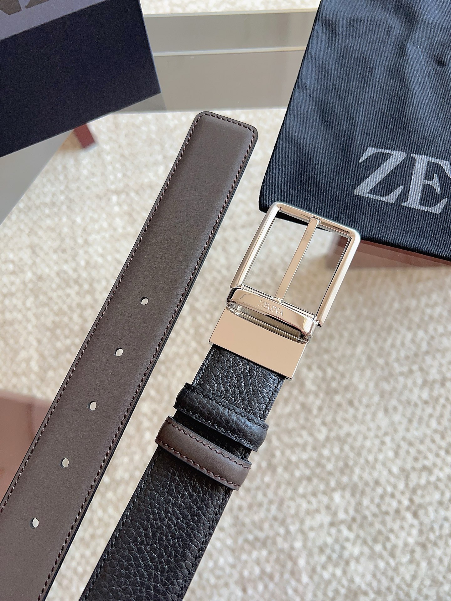 Ermenegildo Zegna 杰尼亚（2026全新系列）这款深棕色配黑色皮革双面皮带一面选用光滑皮革 另一面选用粒面皮革