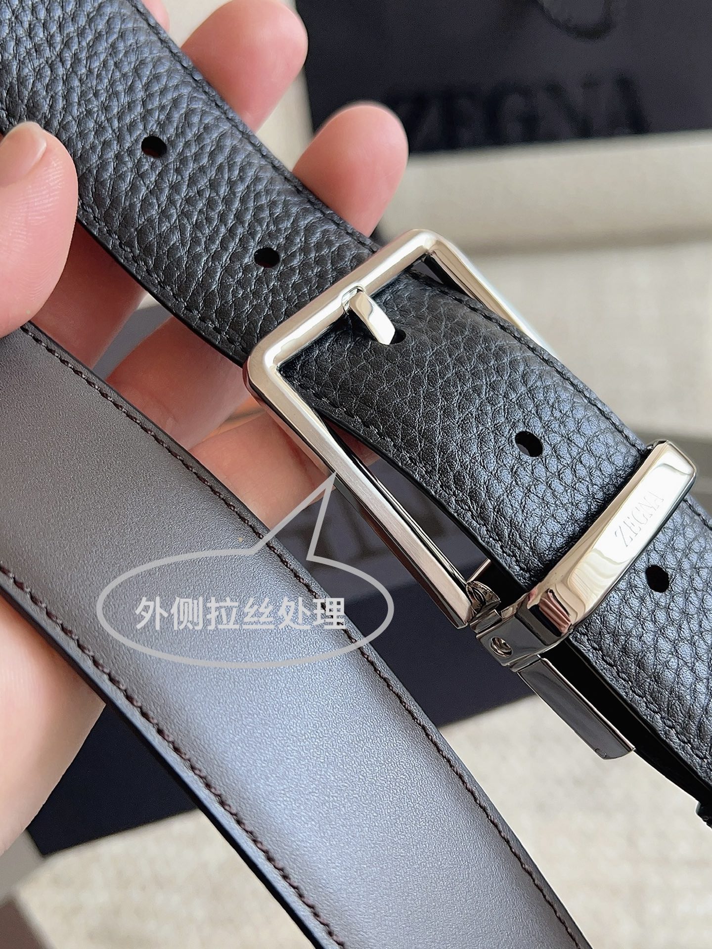 Ermenegildo Zegna 杰尼亚（2026全新系列）这款深棕色配黑色皮革双面皮带一面选用光滑皮革 另一面选用粒面皮革