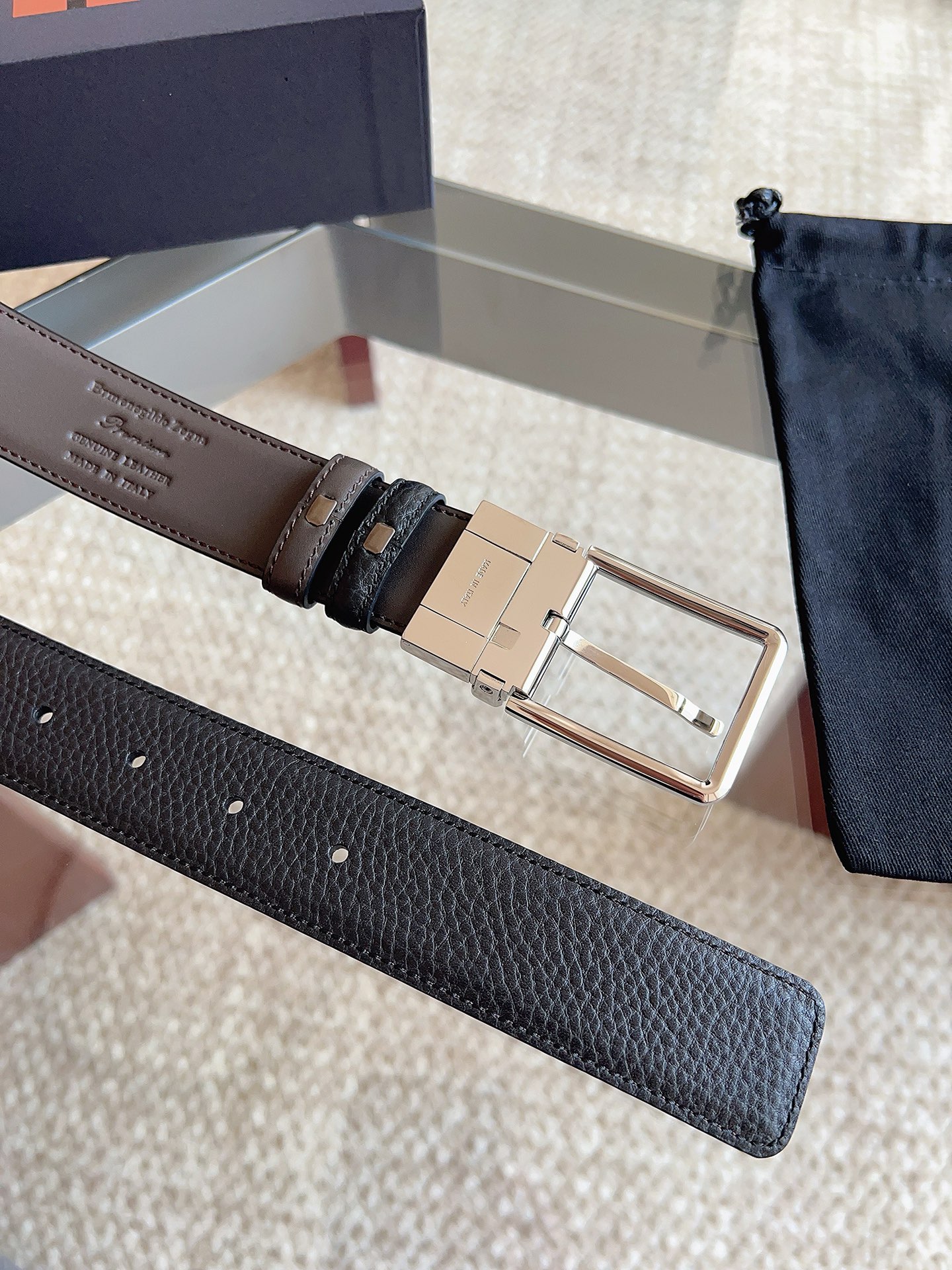 Ermenegildo Zegna 杰尼亚（2026全新系列）这款深棕色配黑色皮革双面皮带一面选用光滑皮革 另一面选用粒面皮革