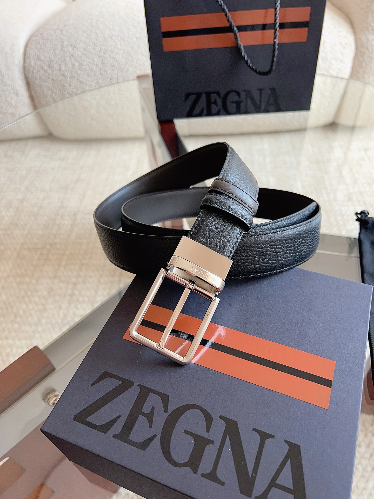 Ermenegildo Zegna 杰尼亚（2026全新系列）这款深棕色配黑色皮革双面皮带一面选用光滑皮革 另一面选用粒面皮革