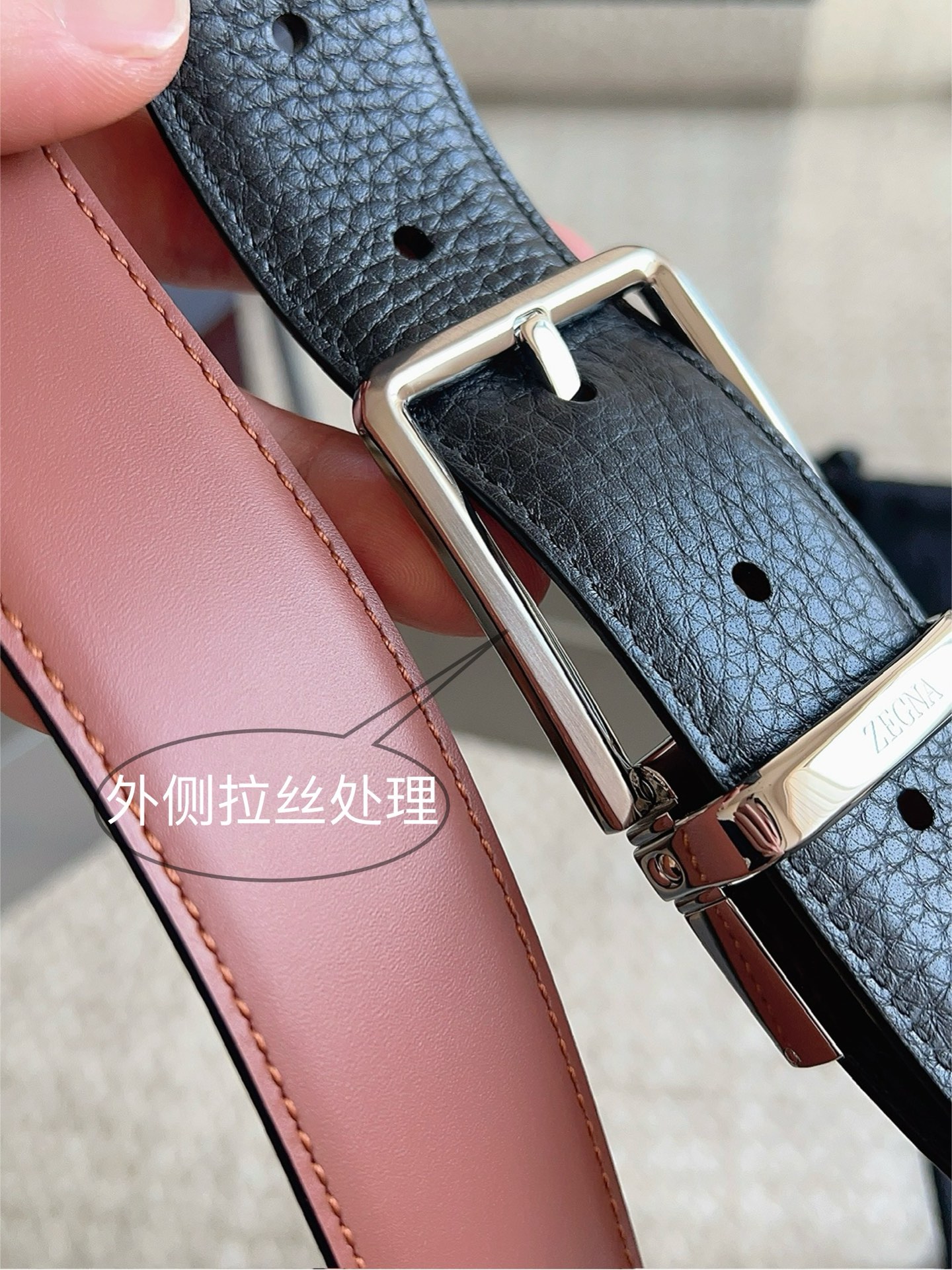 Ermenegildo Zegna 杰尼亚（2026全新系列）这款 Foliage 色配黑色皮革双面皮带一面选用光滑皮革