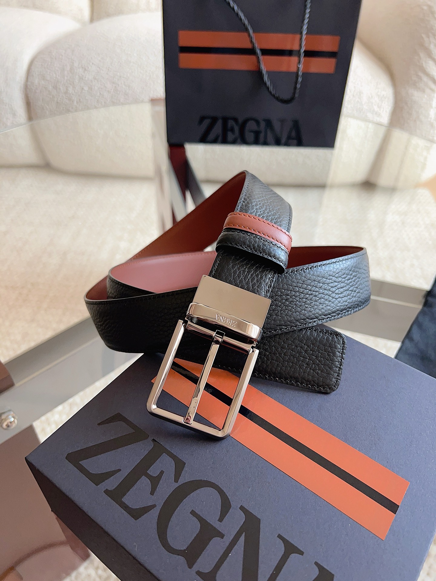 Ermenegildo Zegna 杰尼亚（2026全新系列）这款 Foliage 色配黑色皮革双面皮带一面选用光滑皮革