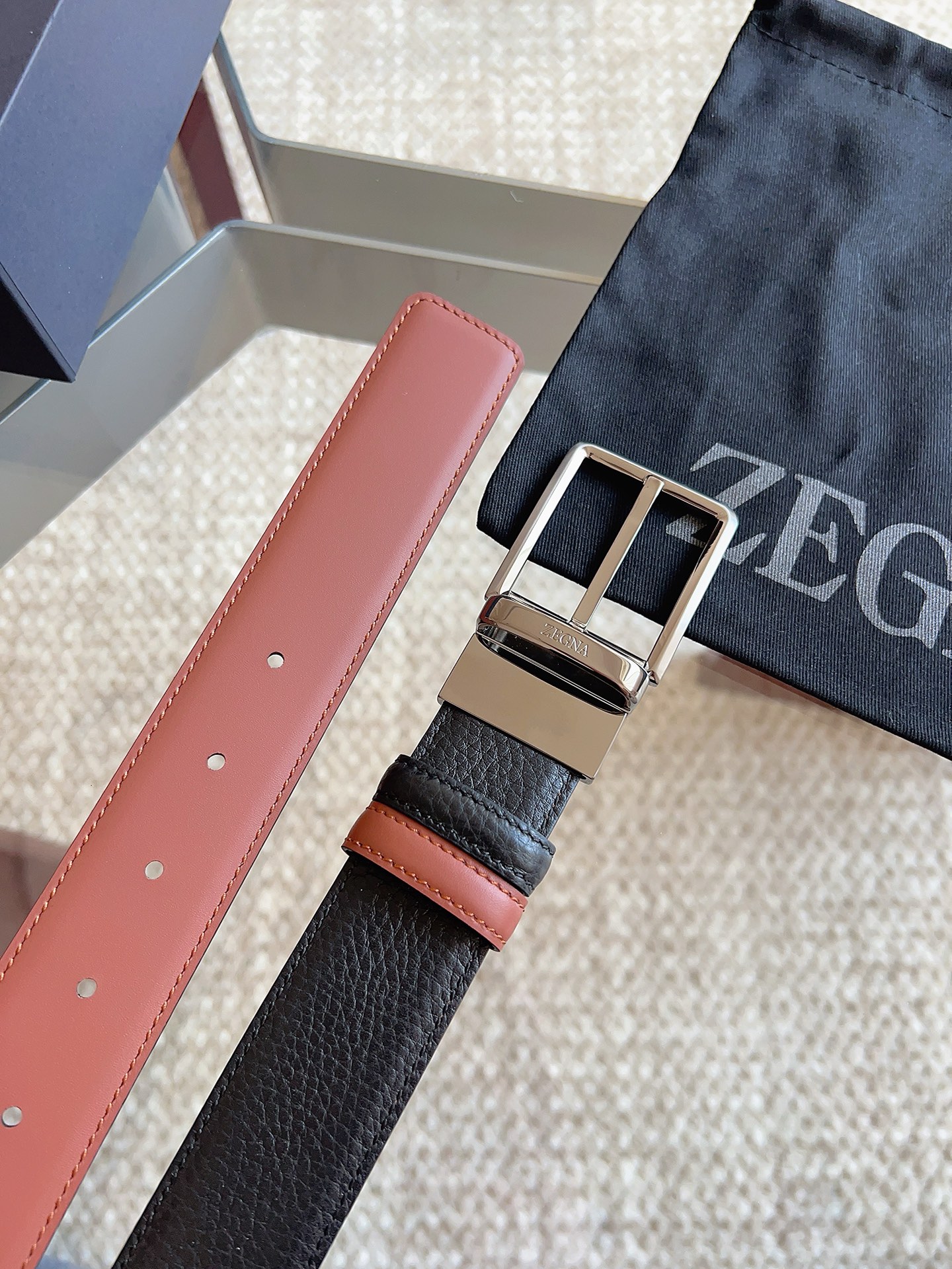Ermenegildo Zegna 杰尼亚（2026全新系列）这款 Foliage 色配黑色皮革双面皮带一面选用光滑皮革