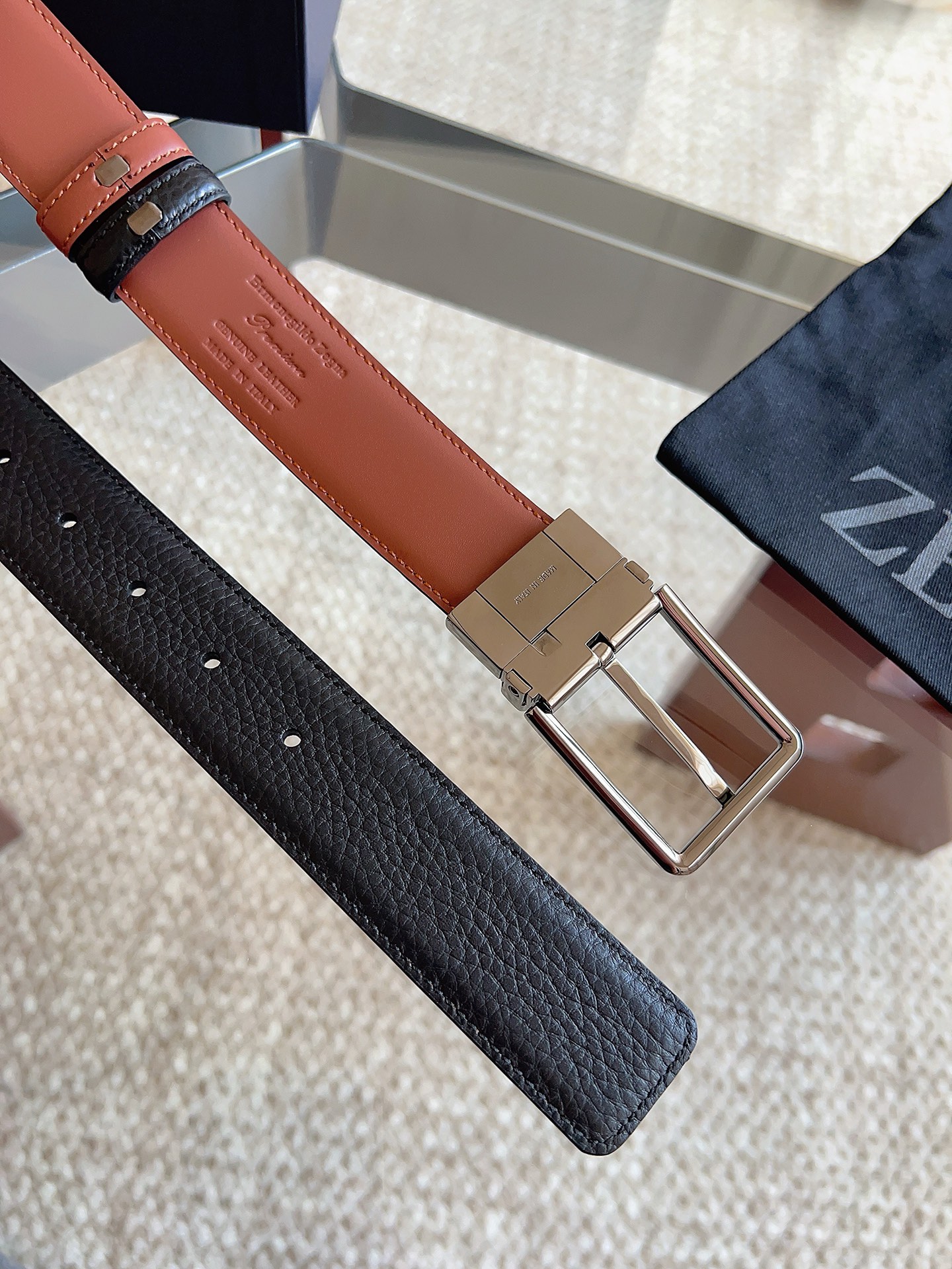 Ermenegildo Zegna 杰尼亚（2026全新系列）这款 Foliage 色配黑色皮革双面皮带一面选用光滑皮革
