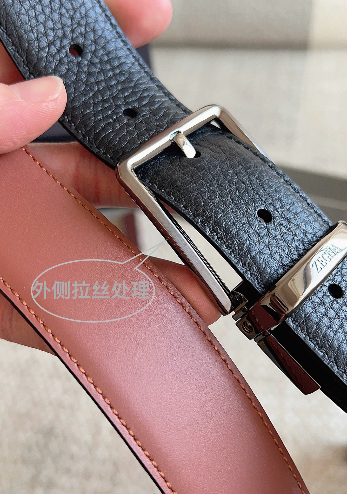 Ermenegildo Zegna 杰尼亚（2026全新系列）这款 Foliage 色配黑色皮革双面皮带一面选用光滑皮革