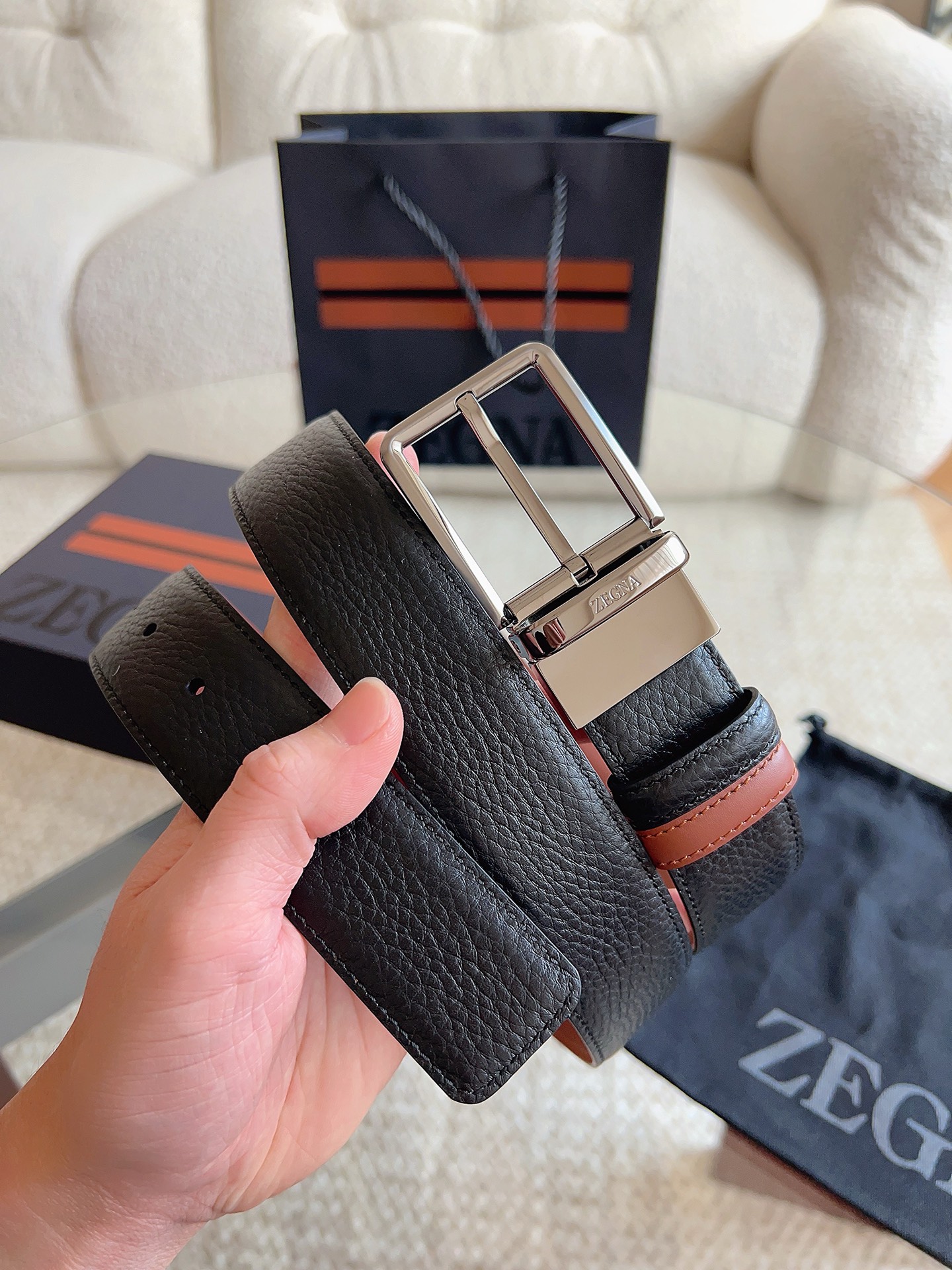 Ermenegildo Zegna 杰尼亚（2026全新系列）这款 Foliage 色配黑色皮革双面皮带一面选用光滑皮革