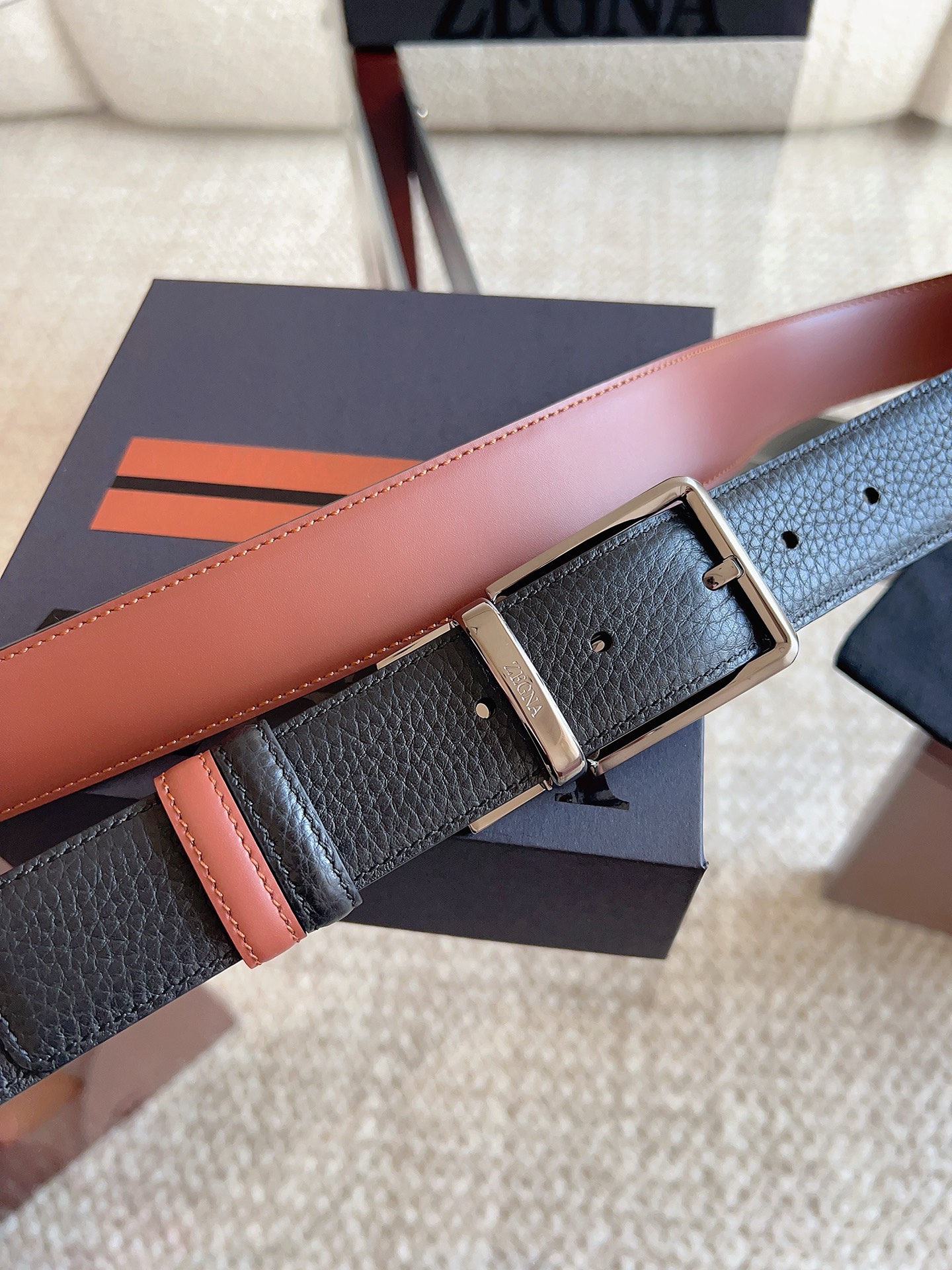 Ermenegildo Zegna 杰尼亚（2026全新系列）这款 Foliage 色配黑色皮革双面皮带一面选用光滑皮革