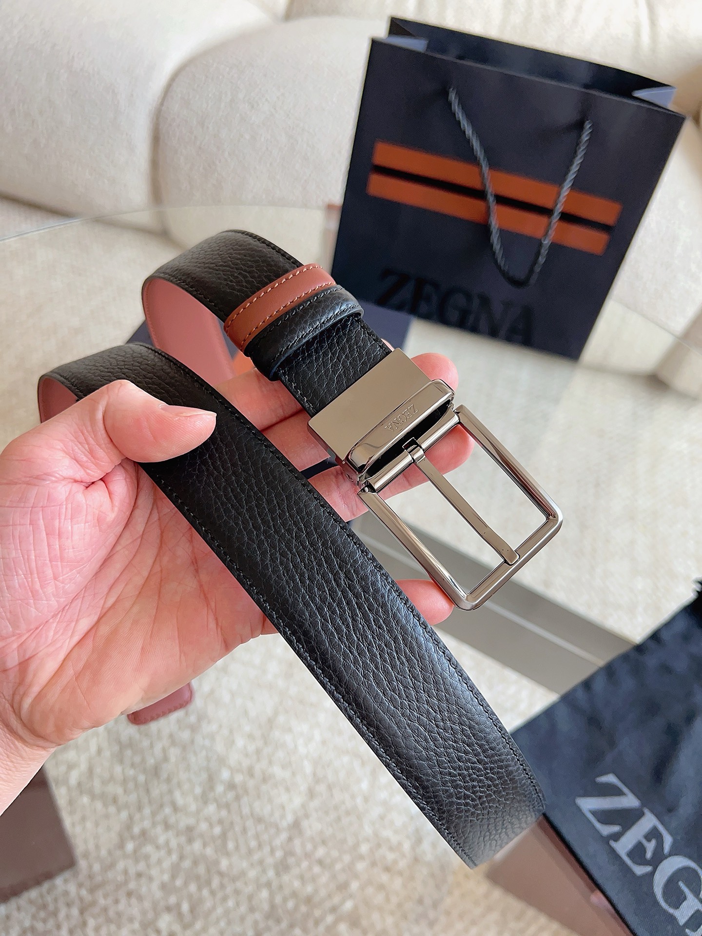 Ermenegildo Zegna 杰尼亚（2026全新系列）这款 Foliage 色配黑色皮革双面皮带一面选用光滑皮革