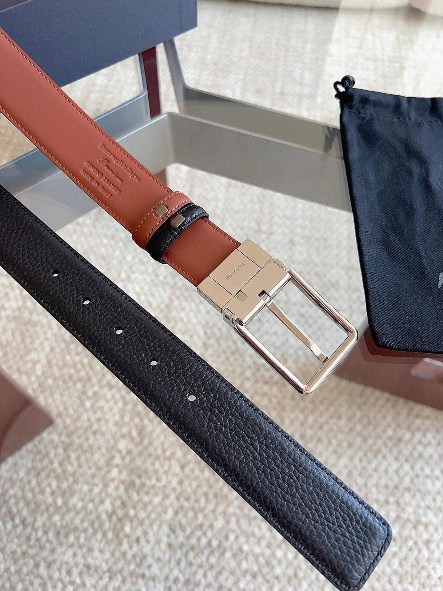Ermenegildo Zegna 杰尼亚（2026全新系列）这款 Foliage 色配黑色皮革双面皮带一面选用光滑皮革