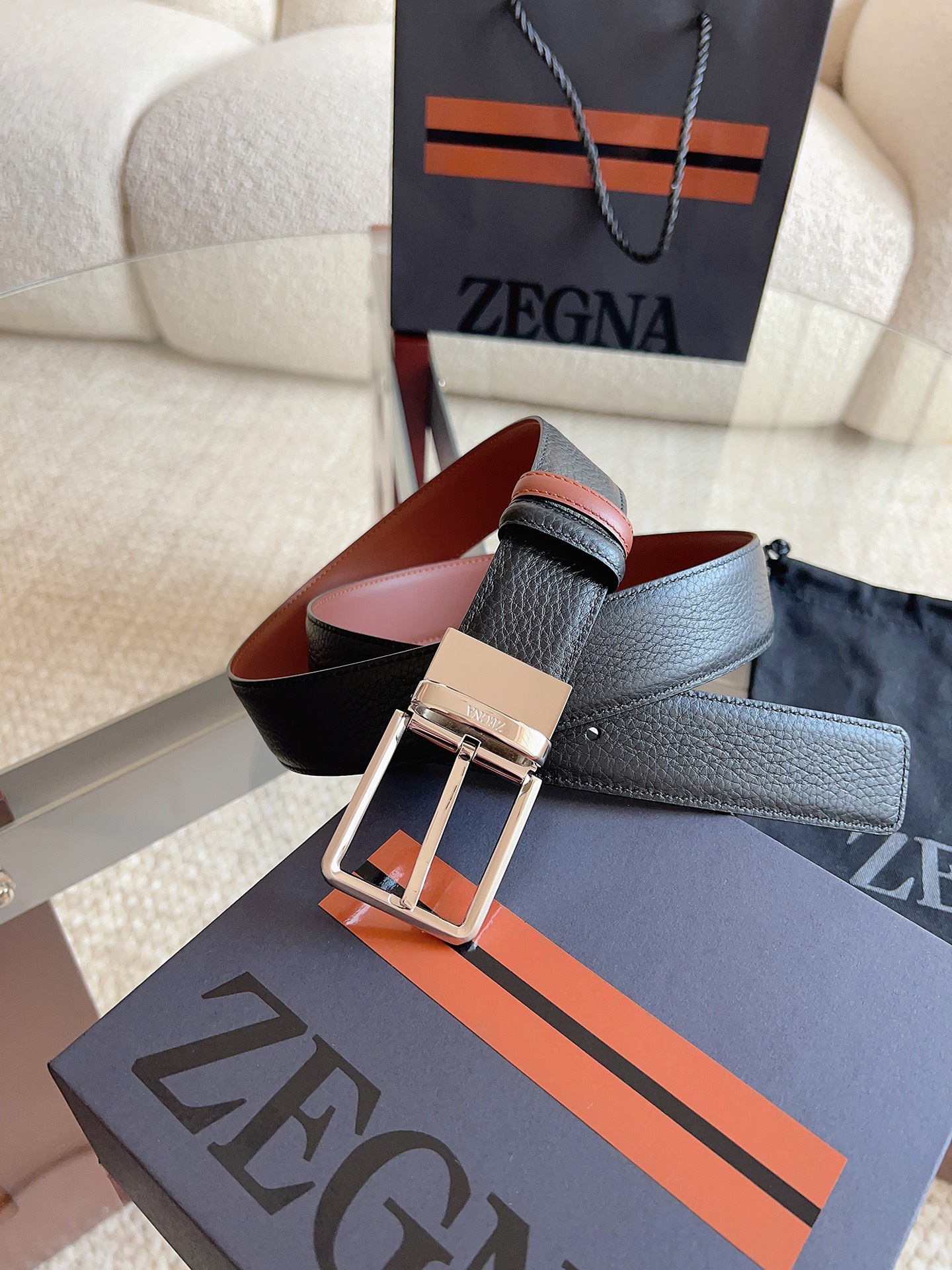 Ermenegildo Zegna 杰尼亚（2026全新系列）这款 Foliage 色配黑色皮革双面皮带一面选用光滑皮革