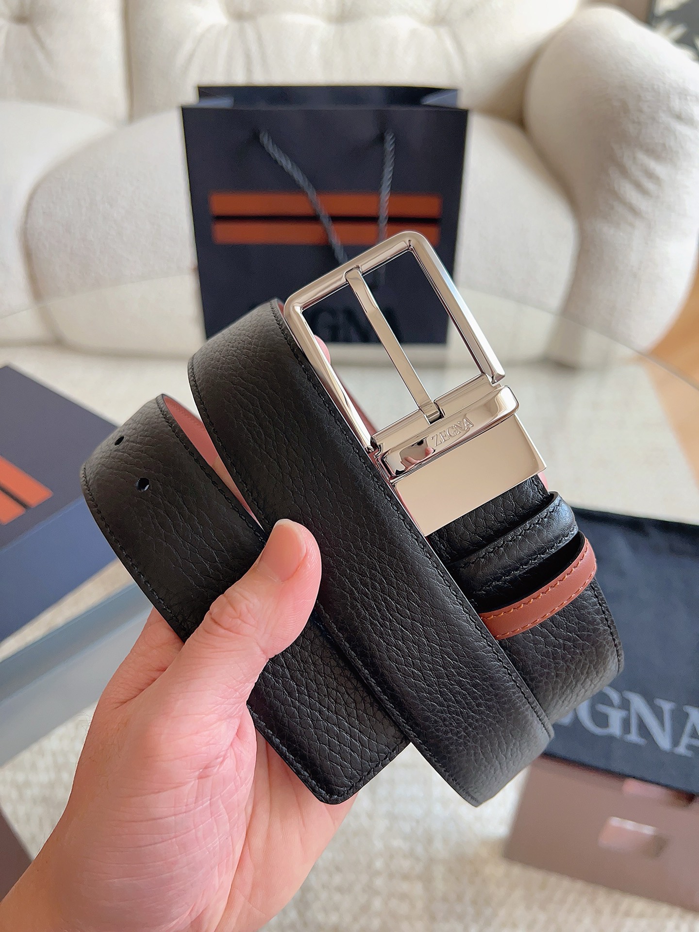Ermenegildo Zegna 杰尼亚（2026全新系列）这款 Foliage 色配黑色皮革双面皮带一面选用光滑皮革