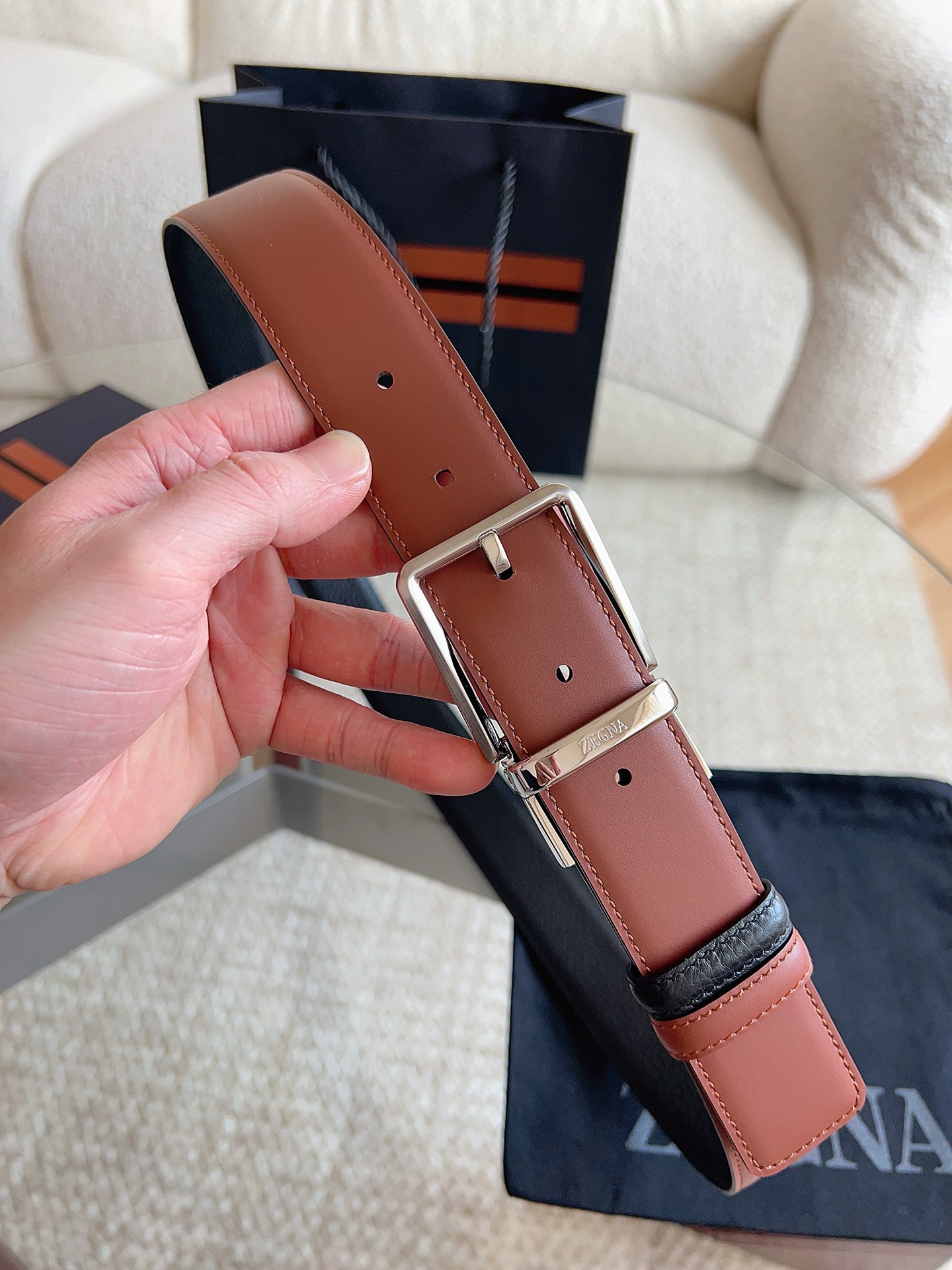 Ermenegildo Zegna 杰尼亚（2026全新系列）这款 Foliage 色配黑色皮革双面皮带一面选用光滑皮革