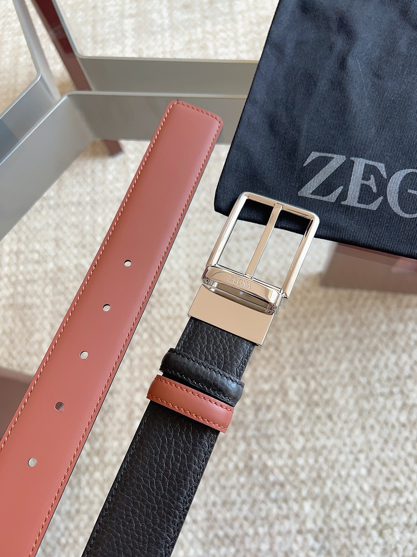 Ermenegildo Zegna 杰尼亚（2026全新系列）这款 Foliage 色配黑色皮革双面皮带一面选用光滑皮革