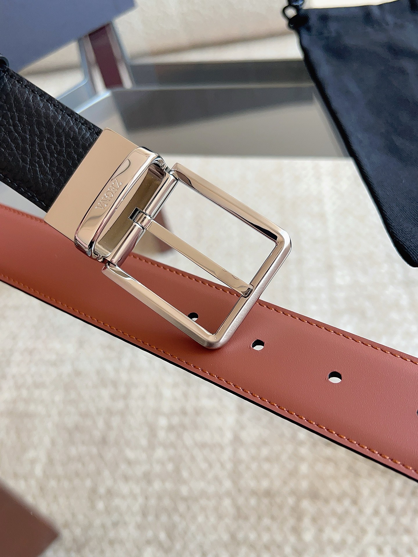 Ermenegildo Zegna 杰尼亚（2026全新系列）这款 Foliage 色配黑色皮革双面皮带一面选用光滑皮革