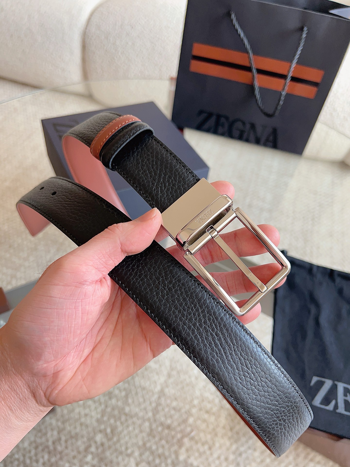 Ermenegildo Zegna 杰尼亚（2026全新系列）这款 Foliage 色配黑色皮革双面皮带一面选用光滑皮革