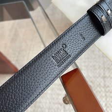 (万宝龙)新款双面腰带搭配百搭抛光针扣,饰以闪亮镀钯饰面。一面采用黑色十字纹皮革制成,尽显精致典雅;另一面采用黑色荔枝纹 (万宝龙)新款双面腰带搭配百搭抛光针扣,饰以闪亮镀钯饰面。一面采用黑色十字纹皮革制成,尽显精致典雅;另一面采用黑色荔枝纹