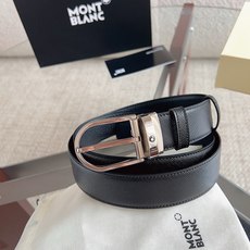 (万宝龙)新款双面腰带搭配百搭抛光针扣,饰以闪亮镀钯饰面。一面采用黑色十字纹皮革制成,尽显精致典雅;另一面采用黑色荔枝纹 (万宝龙)新款双面腰带搭配百搭抛光针扣,饰以闪亮镀钯饰面。一面采用黑色十字纹皮革制成,尽显精致典雅;另一面采用黑色荔枝纹