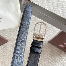 (万宝龙)新款双面腰带搭配百搭抛光针扣,饰以闪亮镀钯饰面。一面采用黑色十字纹皮革制成,尽显精致典雅;另一面采用黑色荔枝纹 (万宝龙)新款双面腰带搭配百搭抛光针扣,饰以闪亮镀钯饰面。一面采用黑色十字纹皮革制成,尽显精致典雅;另一面采用黑色荔枝纹