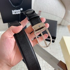 (万宝龙)新款双面腰带搭配百搭抛光针扣,饰以闪亮镀钯饰面。一面采用黑色十字纹皮革制成,尽显精致典雅;另一面采用黑色荔枝纹 (万宝龙)新款双面腰带搭配百搭抛光针扣,饰以闪亮镀钯饰面。一面采用黑色十字纹皮革制成,尽显精致典雅;另一面采用黑色荔枝纹