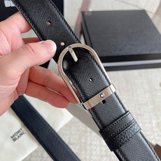 (万宝龙)新款双面腰带搭配百搭抛光针扣,饰以闪亮镀钯饰面。一面采用黑色十字纹皮革制成,尽显精致典雅;另一面采用黑色荔枝纹 (万宝龙)新款双面腰带搭配百搭抛光针扣,饰以闪亮镀钯饰面。一面采用黑色十字纹皮革制成,尽显精致典雅;另一面采用黑色荔枝纹