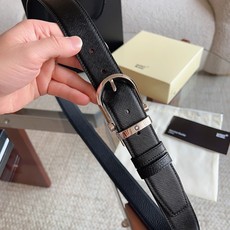 (万宝龙)新款双面腰带搭配百搭抛光针扣,饰以闪亮镀钯饰面。一面采用黑色十字纹皮革制成,尽显精致典雅;另一面采用黑色荔枝纹 (万宝龙)新款双面腰带搭配百搭抛光针扣,饰以闪亮镀钯饰面。一面采用黑色十字纹皮革制成,尽显精致典雅;另一面采用黑色荔枝纹
