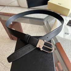 (万宝龙)新款双面腰带搭配百搭抛光针扣,饰以闪亮镀钯饰面。一面采用黑色十字纹皮革制成,尽显精致典雅;另一面采用黑色荔枝纹 (万宝龙)新款双面腰带搭配百搭抛光针扣,饰以闪亮镀钯饰面。一面采用黑色十字纹皮革制成,尽显精致典雅;另一面采用黑色荔枝纹