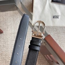 (万宝龙)新款双面腰带搭配百搭抛光针扣,饰以闪亮镀钯饰面。一面采用黑色十字纹皮革制成,尽显精致典雅;另一面采用黑色荔枝纹 (万宝龙)新款双面腰带搭配百搭抛光针扣,饰以闪亮镀钯饰面。一面采用黑色十字纹皮革制成,尽显精致典雅;另一面采用黑色荔枝纹