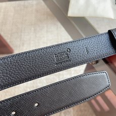 (万宝龙)新款双面腰带搭配百搭抛光针扣,饰以闪亮镀钯饰面。一面采用黑色十字纹皮革制成,尽显精致典雅;另一面采用黑色荔枝纹 (万宝龙)新款双面腰带搭配百搭抛光针扣,饰以闪亮镀钯饰面。一面采用黑色十字纹皮革制成,尽显精致典雅;另一面采用黑色荔枝纹