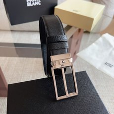 (万宝龙)新款双面腰带搭配百搭抛光针扣,饰以闪亮镀钯饰面。一面采用黑色十字纹皮革制成,尽显精致典雅;另一面采用黑色荔枝纹 (万宝龙)新款双面腰带搭配百搭抛光针扣,饰以闪亮镀钯饰面。一面采用黑色十字纹皮革制成,尽显精致典雅;另一面采用黑色荔枝纹