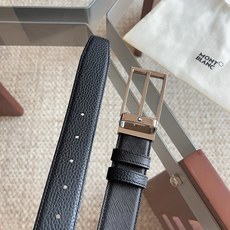 (万宝龙)新款双面腰带搭配百搭抛光针扣,饰以闪亮镀钯饰面。一面采用黑色十字纹皮革制成,尽显精致典雅;另一面采用黑色荔枝纹 (万宝龙)新款双面腰带搭配百搭抛光针扣,饰以闪亮镀钯饰面。一面采用黑色十字纹皮革制成,尽显精致典雅;另一面采用黑色荔枝纹