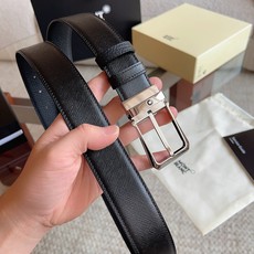 (万宝龙)新款双面腰带搭配百搭抛光针扣,饰以闪亮镀钯饰面。一面采用黑色十字纹皮革制成,尽显精致典雅;另一面采用黑色荔枝纹 (万宝龙)新款双面腰带搭配百搭抛光针扣,饰以闪亮镀钯饰面。一面采用黑色十字纹皮革制成,尽显精致典雅;另一面采用黑色荔枝纹