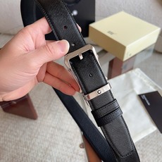 (万宝龙)新款双面腰带搭配百搭抛光针扣,饰以闪亮镀钯饰面。一面采用黑色十字纹皮革制成,尽显精致典雅;另一面采用黑色荔枝纹 (万宝龙)新款双面腰带搭配百搭抛光针扣,饰以闪亮镀钯饰面。一面采用黑色十字纹皮革制成,尽显精致典雅;另一面采用黑色荔枝纹