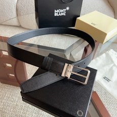 (万宝龙)新款双面腰带搭配百搭抛光针扣,饰以闪亮镀钯饰面。一面采用黑色十字纹皮革制成,尽显精致典雅;另一面采用黑色荔枝纹 (万宝龙)新款双面腰带搭配百搭抛光针扣,饰以闪亮镀钯饰面。一面采用黑色十字纹皮革制成,尽显精致典雅;另一面采用黑色荔枝纹