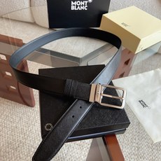 (万宝龙)新款双面腰带搭配百搭抛光针扣,饰以闪亮镀钯饰面。一面采用黑色十字纹皮革制成,尽显精致典雅;另一面采用黑色荔枝纹 (万宝龙)新款双面腰带搭配百搭抛光针扣,饰以闪亮镀钯饰面。一面采用黑色十字纹皮革制成,尽显精致典雅;另一面采用黑色荔枝纹