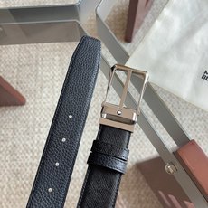 (万宝龙)新款双面腰带搭配百搭抛光针扣,饰以闪亮镀钯饰面。一面采用黑色十字纹皮革制成,尽显精致典雅;另一面采用黑色荔枝纹 (万宝龙)新款双面腰带搭配百搭抛光针扣,饰以闪亮镀钯饰面。一面采用黑色十字纹皮革制成,尽显精致典雅;另一面采用黑色荔枝纹