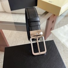 (万宝龙)新款双面腰带搭配百搭抛光针扣,饰以闪亮镀钯饰面。一面采用黑色十字纹皮革制成,尽显精致典雅;另一面采用黑色荔枝纹 (万宝龙)新款双面腰带搭配百搭抛光针扣,饰以闪亮镀钯饰面。一面采用黑色十字纹皮革制成,尽显精致典雅;另一面采用黑色荔枝纹
