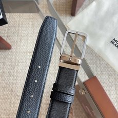 (万宝龙)新款双面腰带搭配百搭抛光针扣,饰以闪亮镀钯饰面。一面采用黑色十字纹皮革制成,尽显精致典雅;另一面采用黑色荔枝纹 (万宝龙)新款双面腰带搭配百搭抛光针扣,饰以闪亮镀钯饰面。一面采用黑色十字纹皮革制成,尽显精致典雅;另一面采用黑色荔枝纹