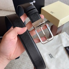 (万宝龙)新款双面腰带搭配百搭抛光针扣,饰以闪亮镀钯饰面。一面采用黑色十字纹皮革制成,尽显精致典雅;另一面采用黑色荔枝纹 (万宝龙)新款双面腰带搭配百搭抛光针扣,饰以闪亮镀钯饰面。一面采用黑色十字纹皮革制成,尽显精致典雅;另一面采用黑色荔枝纹