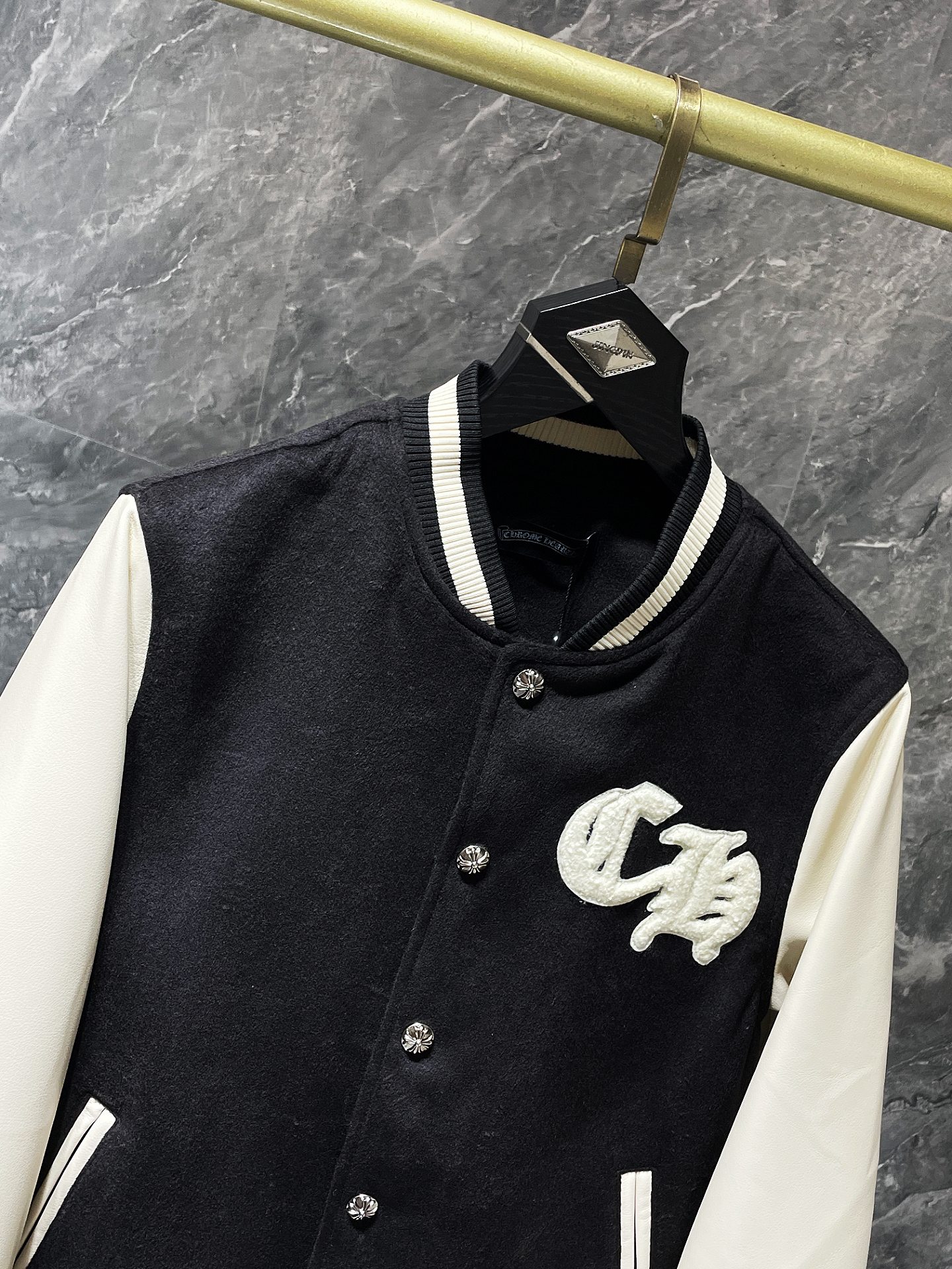 # 上新 最高版本! Chrome Hearts 🍁冬装隆重来袭🍁 梵文十字架毛呢皮袖拼接棒球刺绣款棉服 重工刺绣➕双袖整张皮 专柜同步,重工重工 定制版毛呢加厚加厚面料,内里真丝 定制版五金,非市面普通版本 🌈推荐颜色:黑白拼色🌈 码号:S,M,L,XL