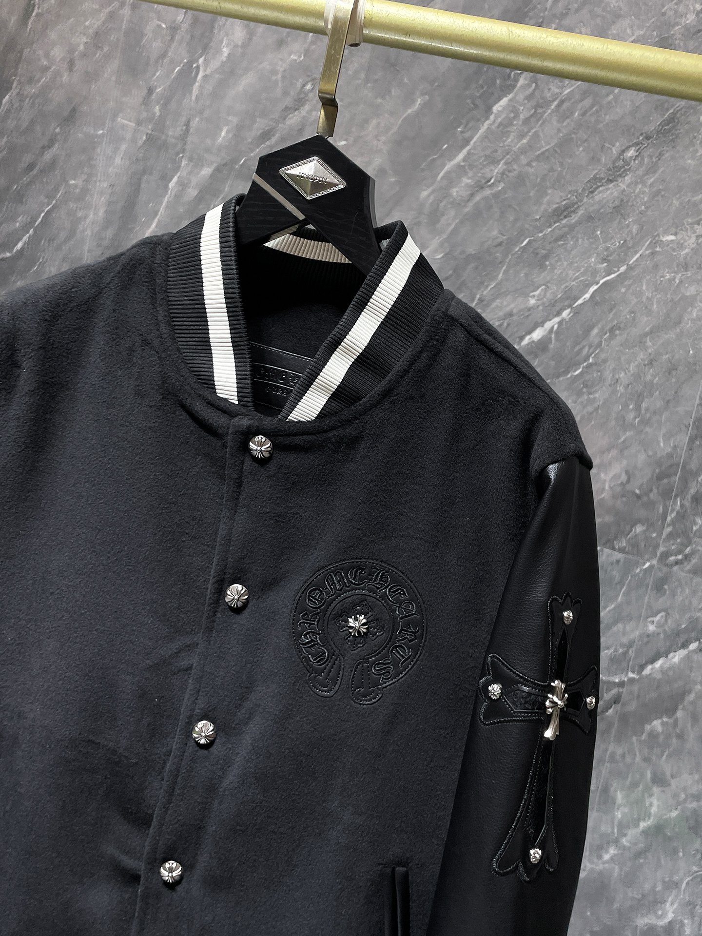 # 上新 最高版本! Chrome Hearts 🍁冬装隆重来袭🍁 梵文十字架毛呢皮袖拼接棒球刺绣款棉服 重工刺绣➕双袖拼接特殊工艺 专柜同步,重工重工 定制版毛呢加厚加厚面料,内里真丝 定制版五金,非市面普通版本 🌈推荐颜色:黑色 红色🌈 码号:S,M,L,XL