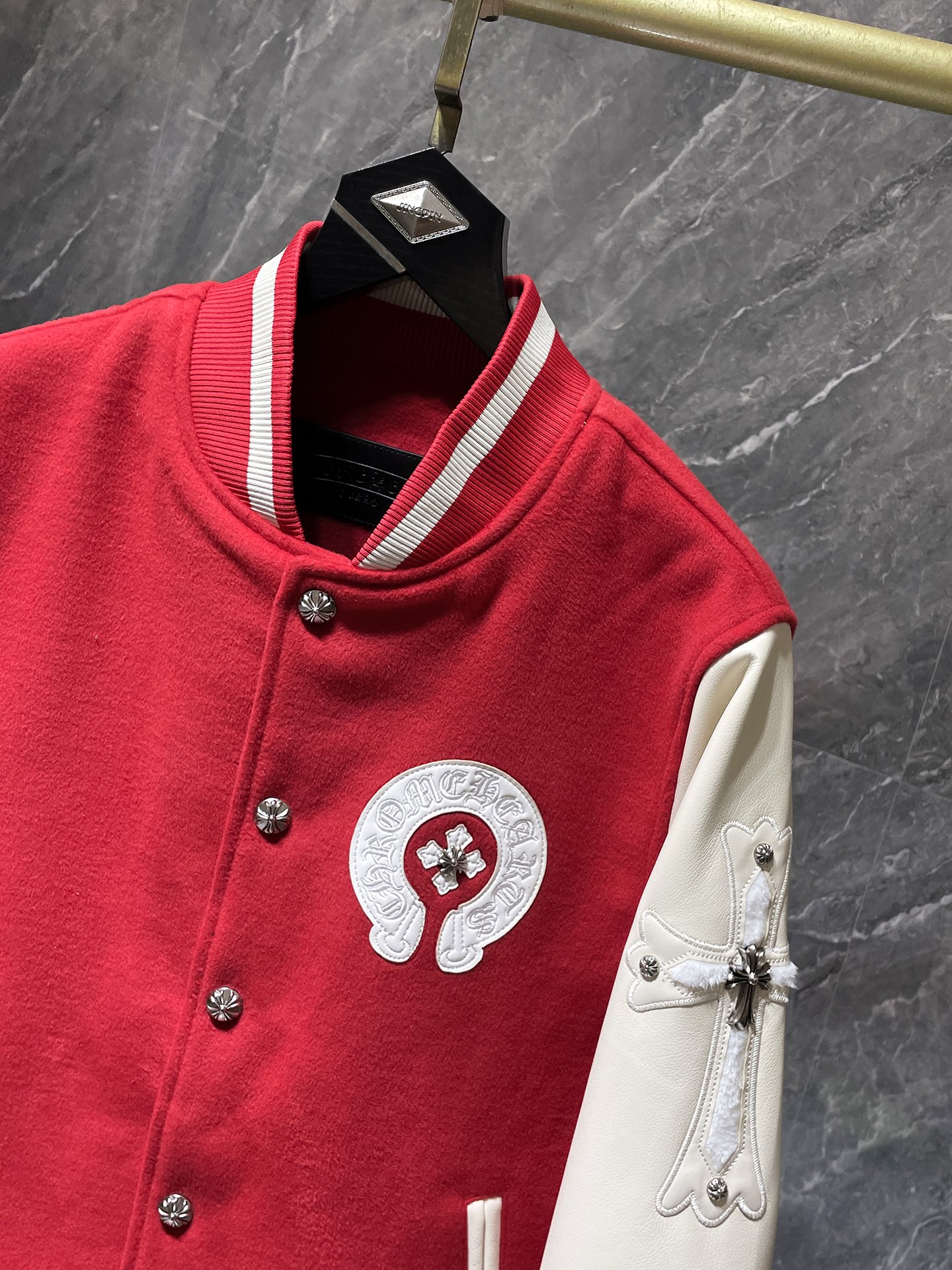 # 上新 最高版本! Chrome Hearts 🍁冬装隆重来袭🍁 梵文十字架毛呢皮袖拼接棒球刺绣款棉服 重工刺绣➕双袖拼接特殊工艺 专柜同步,重工重工 定制版毛呢加厚加厚面料,内里真丝 定制版五金,非市面普通版本 🌈推荐颜色:黑色 红色🌈 码号:S,M,L,XL