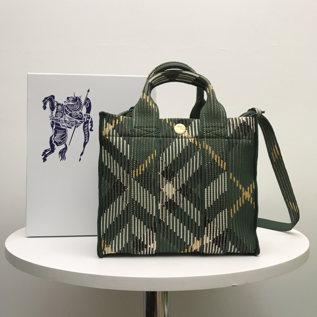 NO:185277,[Authentic grade B home top original list] The latest soft and upright tote bag, knitted in Italy, decorated exclusively with B home plaid. The texture is light, with no lining design, and is paired with snaps engraved with Equestrian Knight logo (EKD). Removable and adjustable straps for more wear styles. Size 25 x 11 x 22cm, Burberry, burberry, totes19860909【正品级 B家顶级原单】最新柔软立挺的托特包,于意大利针织打造,装饰 B家专属格纹.质地轻盈,采用无内衬设计,搭配镌刻马术骑士徽标（EKD）的按扣 .可拆式可调节斜背带,适用于更多的穿搭风格.尺寸25 x 11 x 22cm,巴宝莉,burberry,totes,Bag