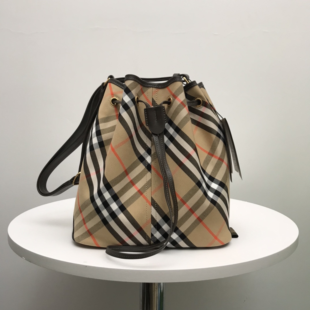 NO:185262,Genuine grade [B home top original] drawstring bucket bag, made of cotton twill fabric. Made in Italian workshop craftsman, decorative worsted Bur check. It adopts a lining design and light texture. It incorporates smooth calfskin trim and is paired with adjustable leather shoulder straps to switch backpacks and cross-blades. From Bur Classic Series, interprets the essential styles of the wardrobe in a distinctive brand style. Size: 27.5 x 16 x 29cm Model number: 80938711, Burberry, burberry, burberry, backpacks, cowhide19860909正品级【B家顶级原单】抽绳水桶包,选用棉质斜纹面料打造.于意大利工坊匠制而成,装饰精纺 Bur格纹.采用无内衬设计,质地轻盈.融入光滑小牛皮饰边,搭配可调式皮革肩背带,随心切换肩背包和斜背包造型.来自 Bur 经典之作系列,以鲜明品牌风格诠释衣橱必备款式. 尺寸:27.5 x 16 x 29cm 款号:80938711,巴宝莉,burberry,burberry,backpacks,cowhide,Bag