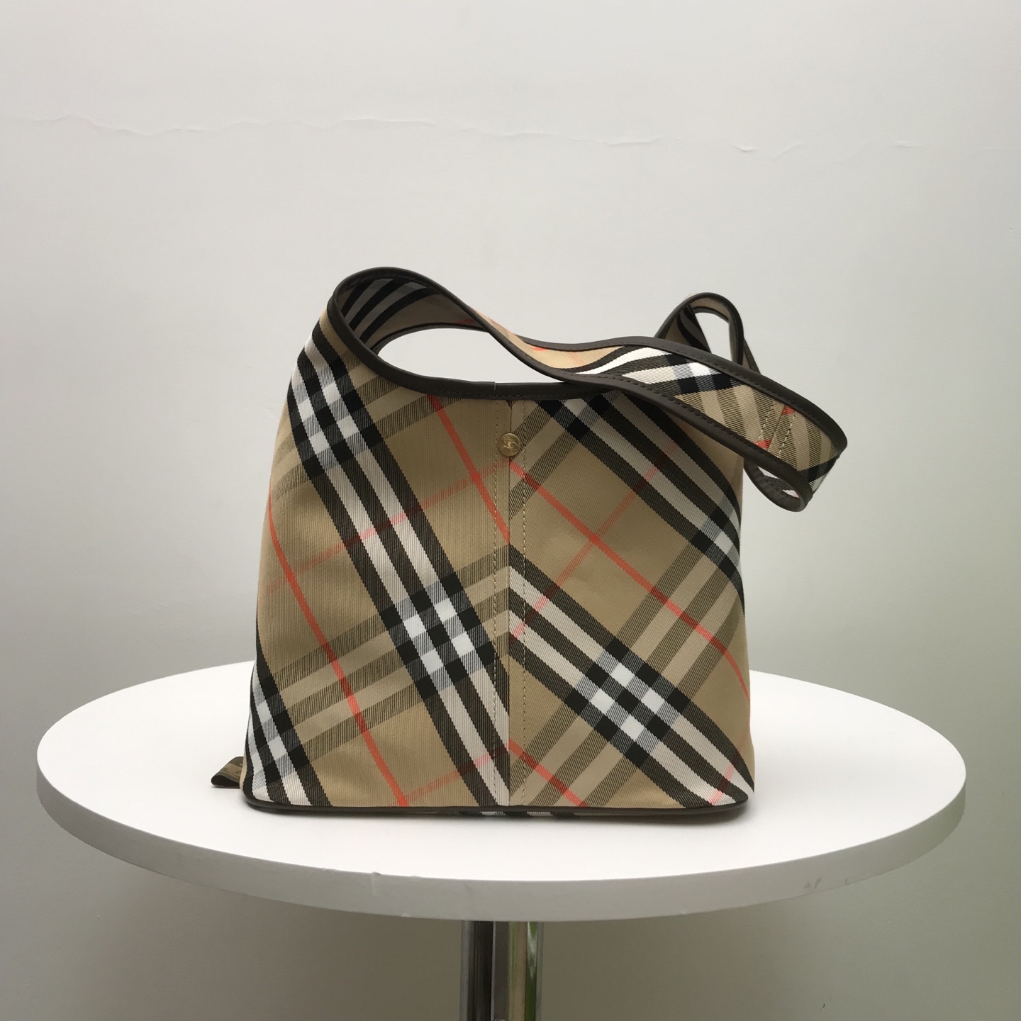 NO:659320,Authentic grade. B's latest soft and upright shoulder bag, made of cotton twill fabric. Crafted in an Italian workshop, decorated with B's exclusive plaid. It is designed with no inner seams and is lightweight. It is trimmed with smooth calfskin and comes with a detachable zipper storage bag. From the Burberry classic series, it interprets wardrobe essentials with distinctive brand style. Size 26.5 x 13.5x  46.5cm.,Burberry,burberry,burberry,backpacks,cowhide19860909正品级 .B家最新柔软立挺的肩背包,选用棉质斜纹面料打造.于意大利工坊匠制而成,装饰精纺B家专属格纹.采用无内讨设计,质地轻盈.融入光滑小牛皮饰边,搭配可拆式拉链收纳袋.来自Burberry 经典之作系列,以鲜明品牌风格诠释衣橱必备款式 尺寸26.5 x 13.5x 46.5cm.,巴宝莉,burberry,burberry,backpacks,cowhide,Bag