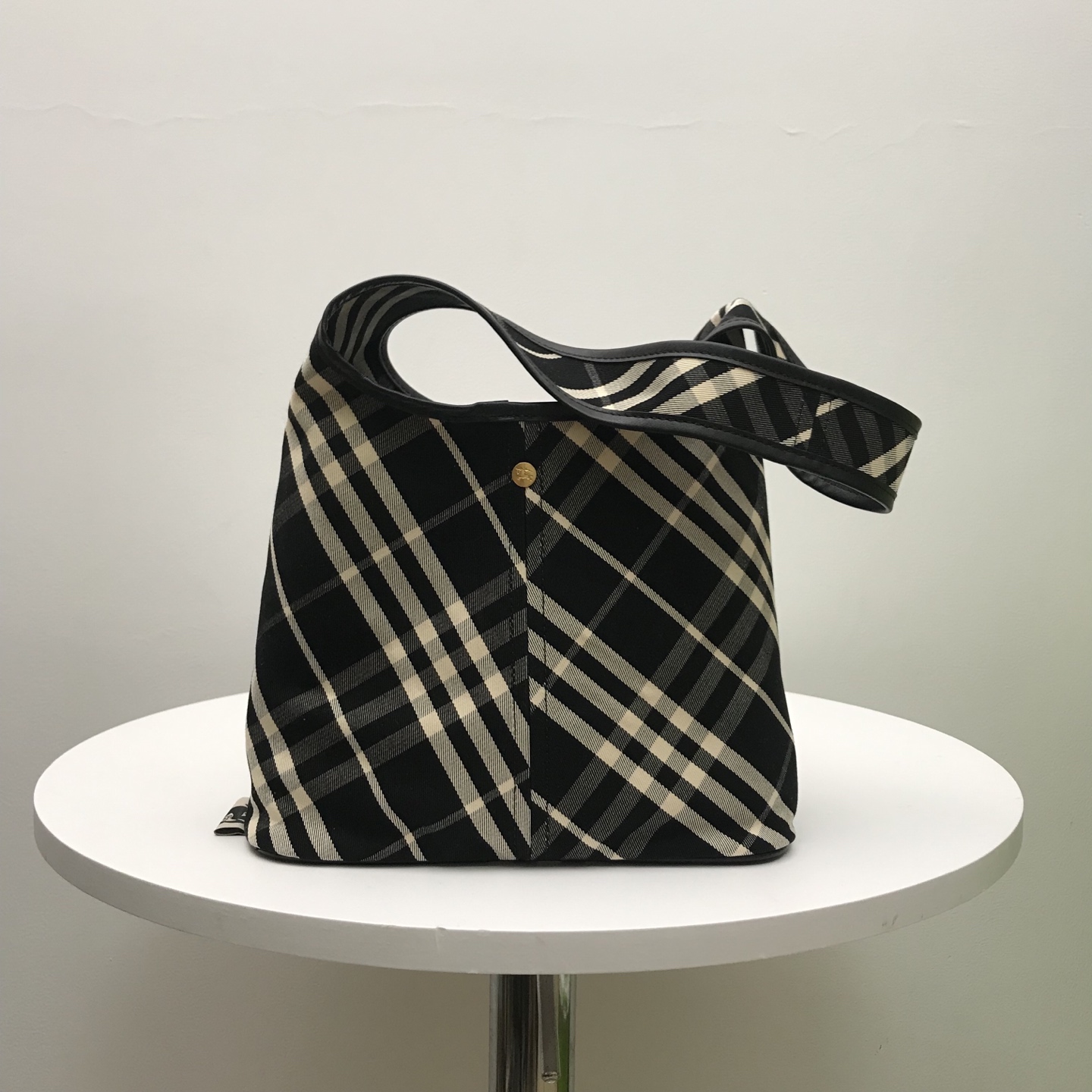 NO:659318,Authentic grade B's latest soft and upright shoulder bag, made of cotton twill fabric. Crafted in an Italian workshop, decorated with B's exclusive plaid. It has an inner-less design and is lightweight. It is trimmed with smooth calfskin and comes with a detachable zipper storage bag. It comes from the Burberry classic series and interprets wardrobe essentials with distinctive brand style. Size 26.5 x 13.5x  46.5cm.,Burberry,burberry,burberry,backpacks,cowhide19860909正品级 B家最新柔软立挺的肩背包,选用棉质斜纹面料打造.于意大利工坊匠制而成,装饰精纺B家专属格纹.采用无内讨设计,质地轻盈.融入光滑小牛皮饰边,搭配可拆式拉链收纳袋.来自Burberry 经典之作系列,以鲜明品牌风格诠释衣橱必备款式 尺寸26.5 x 13.5x 46.5cm.,巴宝莉,burberry,burberry,backpacks,cowhide,Bag