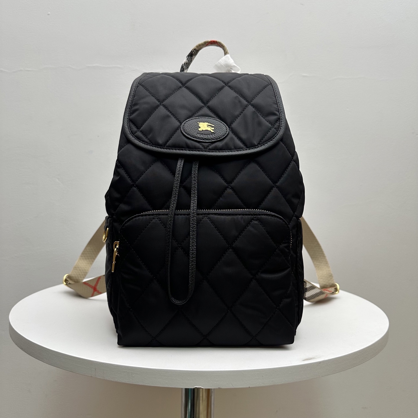 NO:659311,Authentic [B's top original item] soft and upright Horseshoe backpack, inspired by the elegance of the British pastoral. It is made of quilted nylon fabric, with worsted Bur plaid, and is interpreted in the brand's iconic sand color. It is embellished with leather decoration and integrated with the knight's seal design, which is derived from the archive pattern of the brand bag of the era. It has a D-shaped ring on the side, which can be hung as a charm to create a personalized look. - The Equestrian Knight logo (EKD) cowhide plaque is decorated on the front  Size 21× 13× 34.5cm, Burberry, burberry, burberry, cowhide19860909正品级【B家顶级原单】柔软立挺的 Horseshoe 双肩包,汲取英伦田园雅致灵感.选用绗缝尼龙面料打造,搭配精纺 Bur格纹,以品牌标志性沙色演绎.点缀皮革装饰,融入骑士印章设计,源自 年代品牌包款的典藏图案.侧面设有D型环,可悬挂吊饰,随心缔造个性造型. -正面饰有马术骑士徽标(EKD）牛皮饰牌 尺寸21× 13× 34.5cm,巴宝莉,burberry,burberry,cowhide,Bag