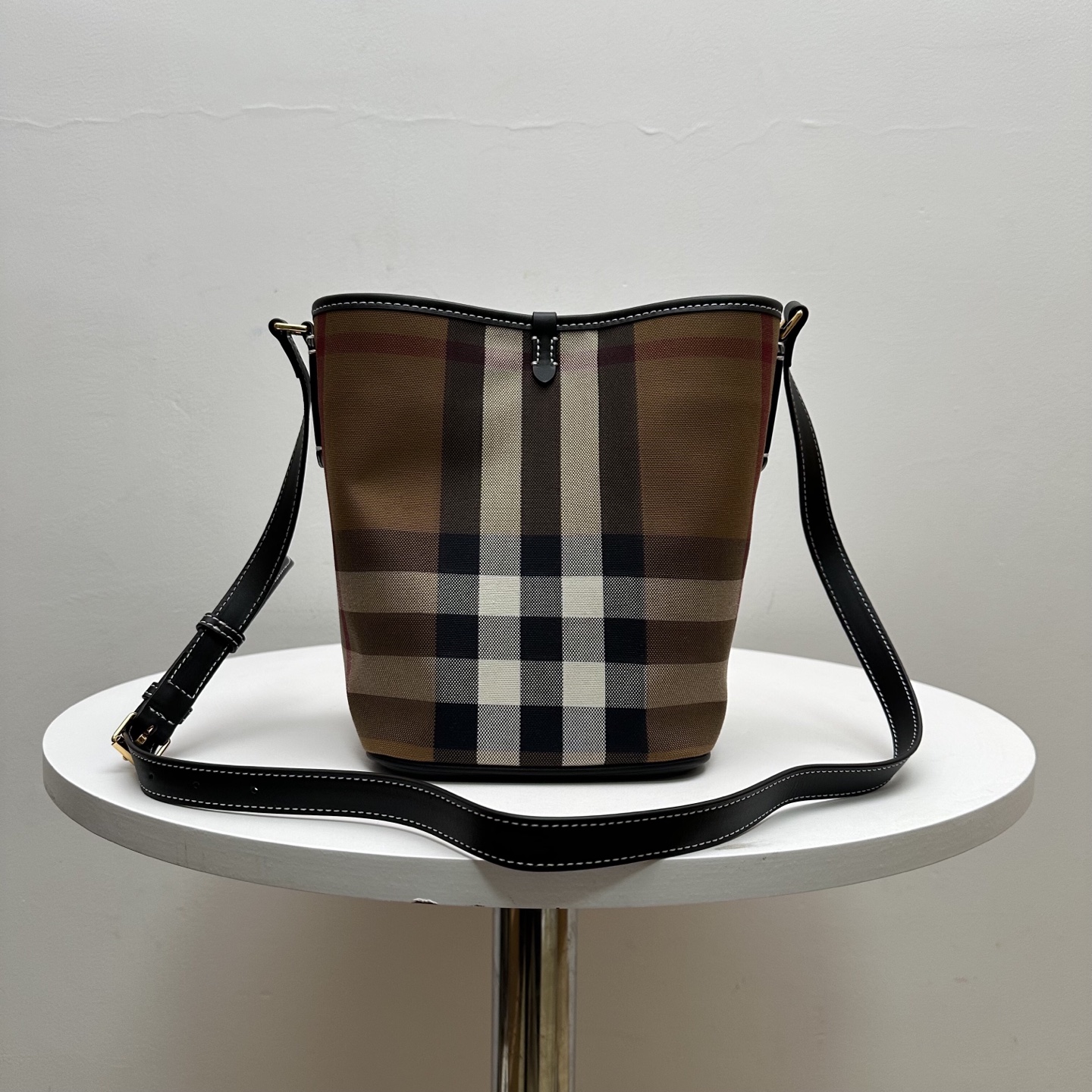 NO:659326,Authentic Grade B's classic British plaid never goes out of style, the color is high-end and versatile, and the retro-feeling bucket bag shape is casual and easy to carry. It can be used for daily commuting, shopping and dating, and can hold mobile phones, compacts, and small items without any pressure ~ The leather shoulder straps have excellent texture and can be carried on one shoulder with a sense of relaxation. You can directly grasp the British elegance and trend on your back. The classic charm of B's plaid will fall in love with whoever carries it. Size: 16x15x23cm  Style number: 8086252, Burberry, burberry19860909正品级 B家经典英伦格纹永不过时,配色高级又百搭,复古感拉满水桶包型随性又能装,日常通勤、逛街约会,装下手机、粉饼、小物件毫无压力～皮质肩带质感超绝,单肩背自带松弛感、背上直接拿捏英式优雅与潮流 B家格子经典魅力 谁背谁爱上 尺寸:16x15x23cm 款号:8086252,巴宝莉,burberry,Bag