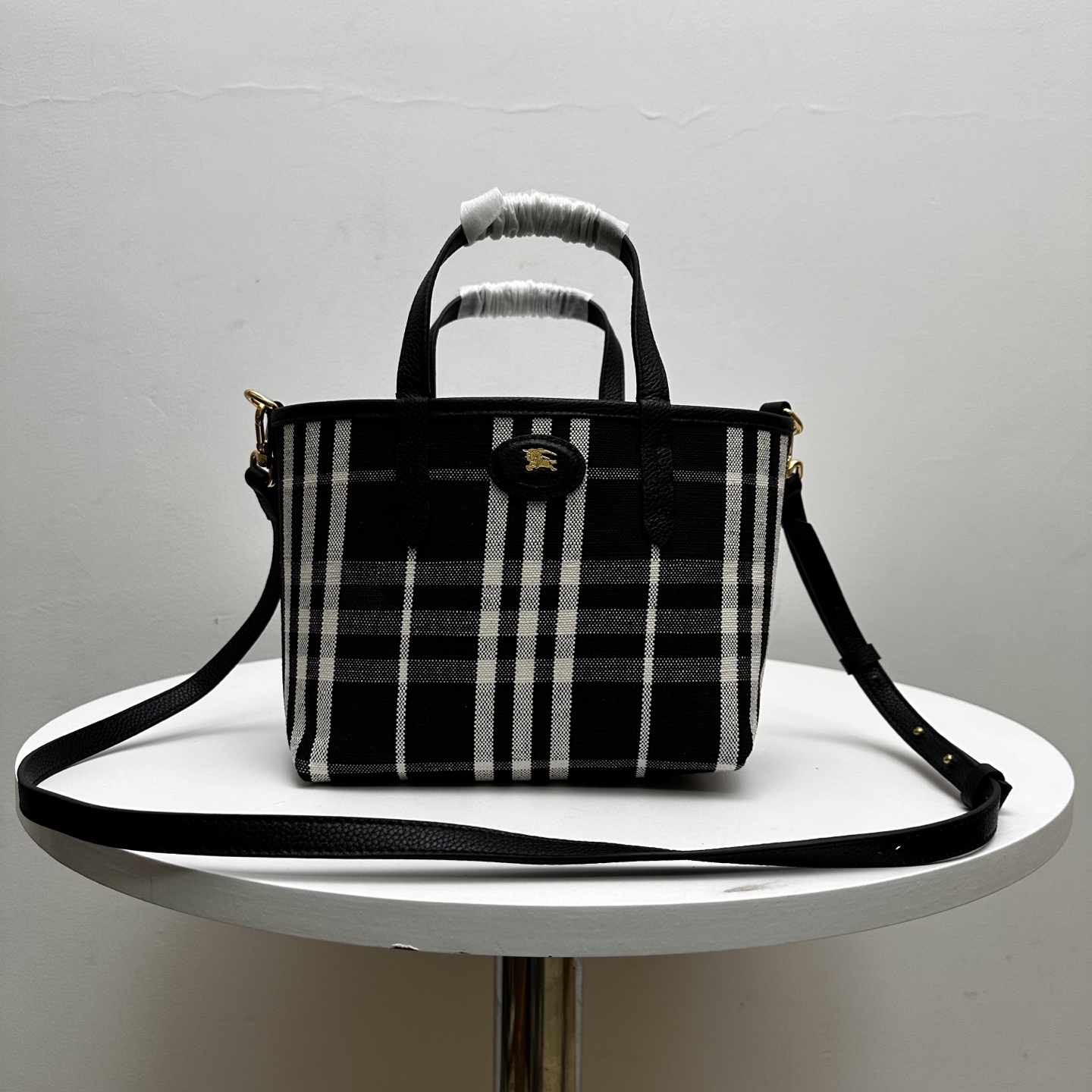 NO:659310,Authentic grade B's reversible mini Bloomsbury tote bag, made of grained calfskin and refined in an Italian workshop. The reverse side is Burberry checked cotton and linen blend fabric, in classic peat brown/sand beige color. It comes from the brand's Bloomsbury series, embellished with leather and metal knight's seal, from  Archive pattern of the brand's bag from the era. Can be carried by hand with the top handle or worn cross-body with the detachable shoulder strap. Top handle. Detachable and adjustable shoulder strap. Hand-painted lacquered edges. Brushed metal hardware. EKD leather plaque on the front. Size 22 x 10 x 20cm, Burberry, burberry, burberry, totes, cowhide19860909正品级 B家双面两用迷你 Bloomsbury 托特包,选用粒纹小牛皮材质打造,于意大利工坊精制而成.反面为 Burberry 格纹棉质亚麻混纺面料,以经典泥炭棕/沙米色演绎.出自品牌 Bloomsbury 系列,点缀皮革拼金属骑士印章,源自 年代品牌包款的典藏图案.可使用顶部提柄手提,或以可拆式肩背带缔造斜背造型.顶部提柄.可拆可调式肩背带.手绘涂漆边缘.拉丝金属配件.正面饰有马术骑士徽标（EKD）皮革饰牌 尺寸 22 x 10 x 20cm,巴宝莉,burberry,burberry,totes,cowhide,Bag