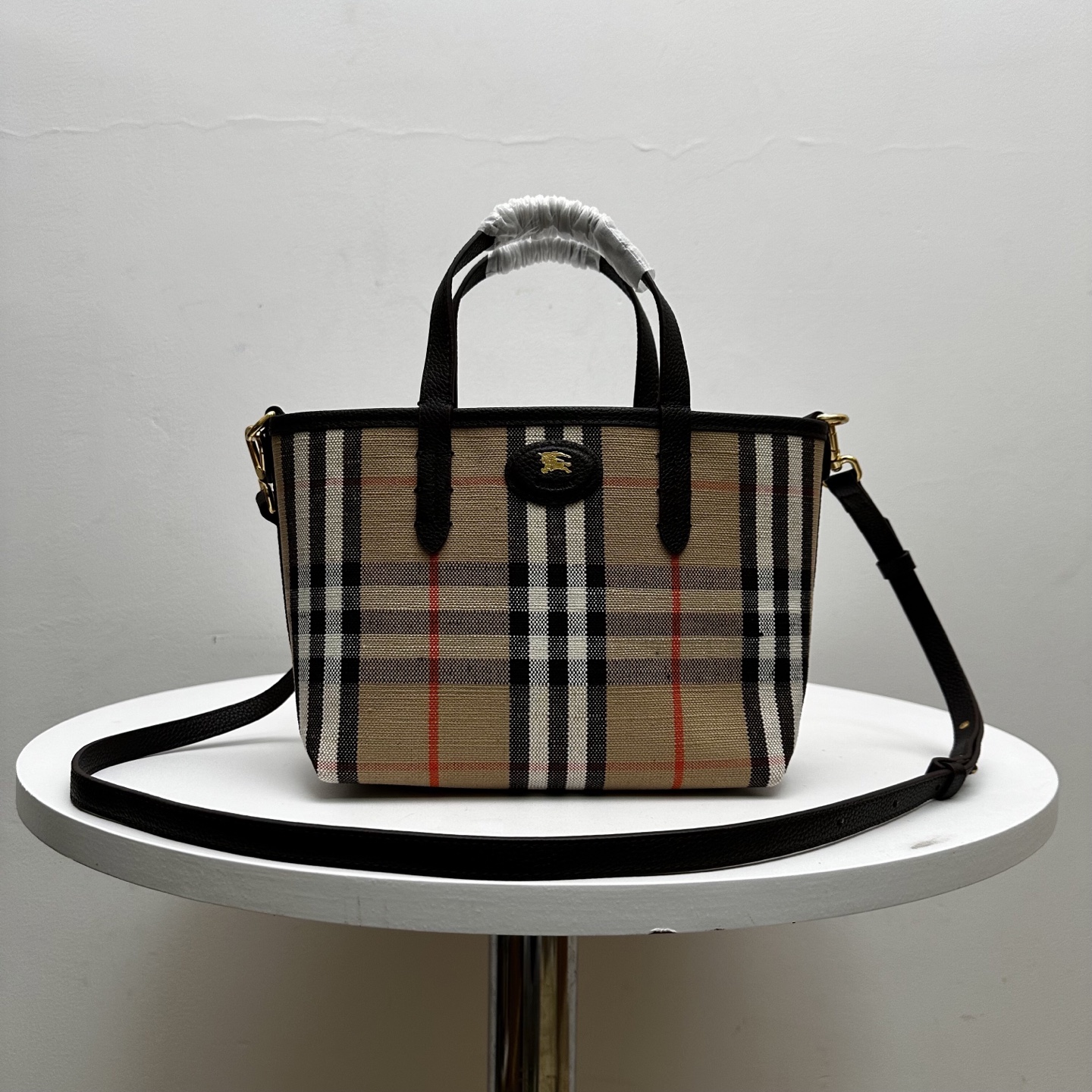 NO:659307,Authentic grade B's reversible mini Bloomsbury tote bag, made of grained calfskin and refined in an Italian workshop. The reverse side is Burberry checked cotton and linen blend fabric, in classic peat brown/sand beige color. It comes from the brand's Bloomsbury series, embellished with leather and metal knight's seal, from  Archival pattern of the brand's bag from the era. Can be carried by the top handle or worn cross-body with the detachable shoulder strap. Top handle. Detachable and adjustable shoulder strap. Hand-painted lacquered edges. Brushed metal hardware. EKD leather plaque on the front, size 22 x 10 x 20cm, Burberry, burberry, burberry, totes, cowhide19860909正品级 B家双面两用迷你 Bloomsbury 托特包,选用粒纹小牛皮材质打造,于意大利工坊精制而成.反面为 Burberry 格纹棉质亚麻混纺面料,以经典泥炭棕/沙米色演绎.出自品牌 Bloomsbury 系列,点缀皮革拼金属骑士印章,源自 年代品牌包款的典藏图案.可使用顶部提柄手提,或以可拆式肩背带缔造斜背造型.顶部提柄.可拆可调式肩背带.手绘涂漆边缘.拉丝金属配件.正面饰有马术骑士徽标（EKD）皮革饰牌, 尺寸 22 x 10 x 20cm,巴宝莉,burberry,burberry,totes,cowhide,Bag