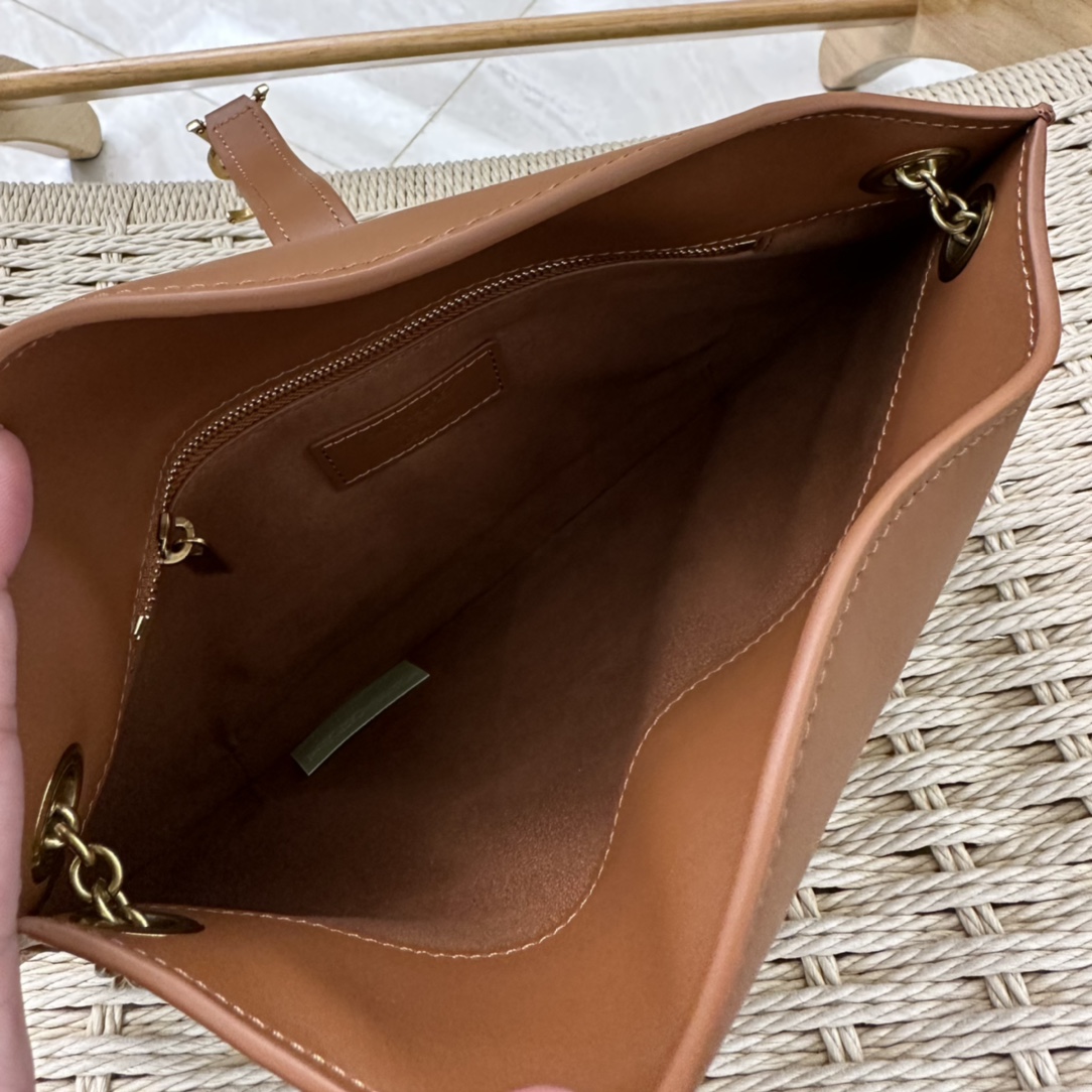 LE系列_新款腋下包流畅的弧线设计为这款单肩包赋予精致而现代的魅力以意大利进口牛皮技术令整个包显得质感满